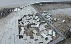 "Почему плитка валяется, как какой-то мусор?". Мэр Якутска раскритиковал ответственные организации за разобранную плитку