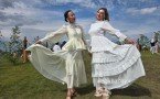 "Фэмили лук, меха, хендмейд": Что носят гости Ысыаха Туймаады?